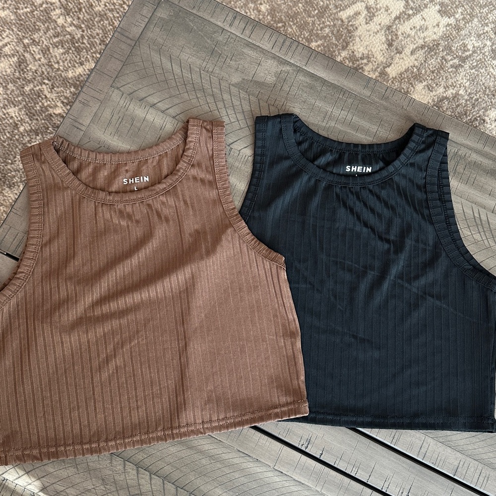 Set of 2 sleeveless cropped tank tops with ribbed stripping black and brown